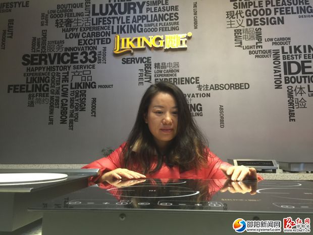 图为王婉婷和自己苦心经营的产品