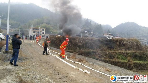 一路铺设消防水管