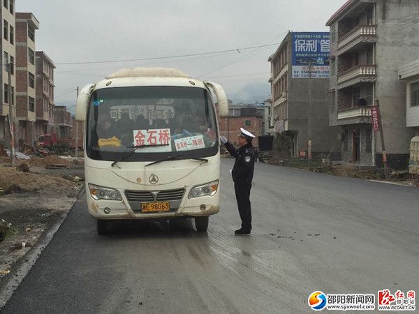 图为交警检查过往客车_副本