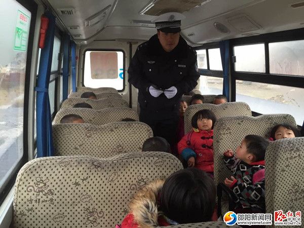 图为民警检查校车超员_副本
