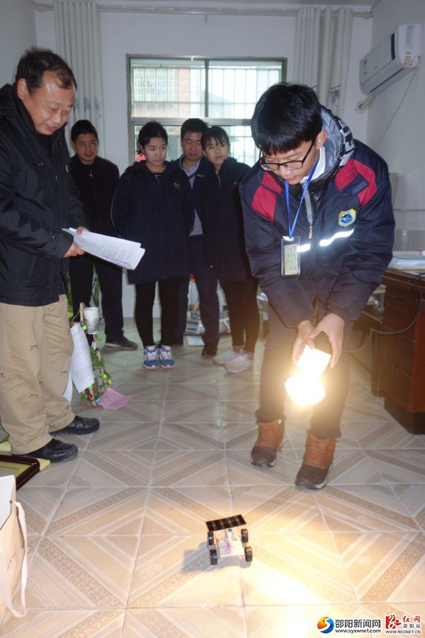 1、图为邵阳市隆回一中科技组袁雨龙、罗曦哲等同学在向评委解说自己的作品《太阳能发电演示车》DSC09645_副本