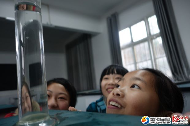 3、图为平日里,隆回县雨山中学与滩头中学科技组学生,在实验室里用仪器检测项目实验结果。DSC09588_副本
