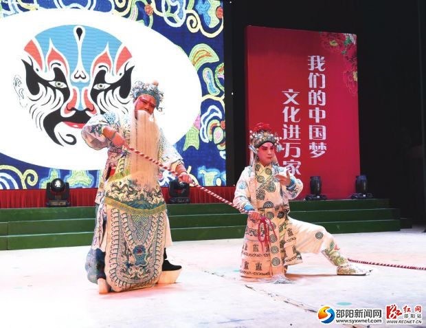 图为祁剧折子戏《杨滚教枪 》表演场景。
