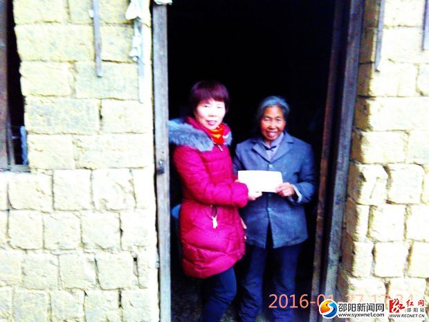 县妇联给阳娇连送去慰问金