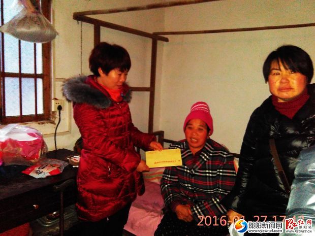 隆回县妇联给段美生送去慰问金
