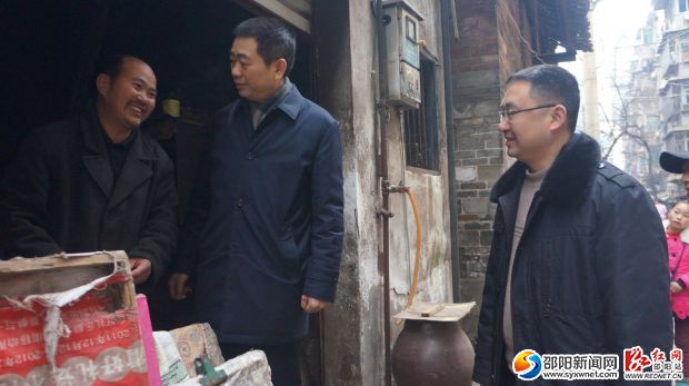 与居民亲切交谈
