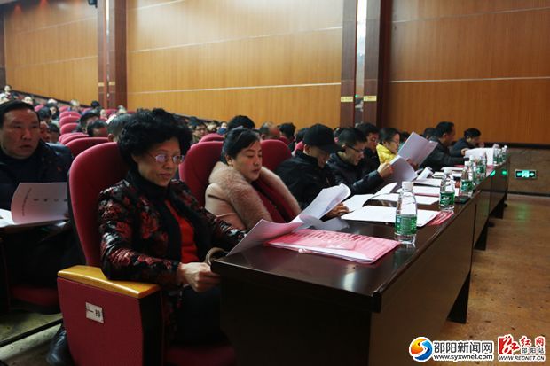 会议现场,各领导干部正在认真听取会议精神。