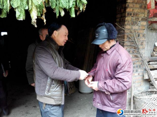 近日,城步县畜牧局慰问扶贫村困难户。