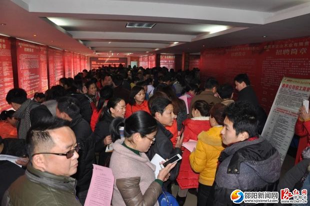 火爆的人才招聘会现场
