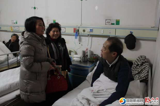 纪检组长谢美兰和华湘进出口贸易公司经理谢可社在中西结合医院慰问特困职工2