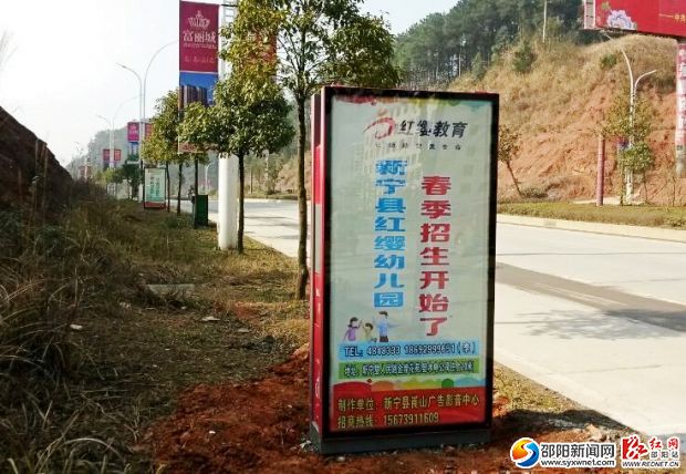( 保洁箱的高度约为2.20m,宽度约为1.2m厚度约0.5m,顶部为太阳能板,中间为灯箱式宣传橱窗,底部两侧各两只分类收集果壳箱)