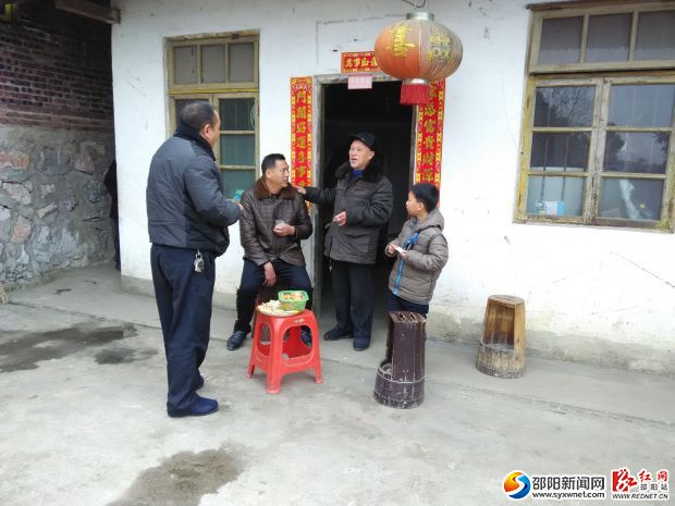 图为镇党委副书记正在听取退休干部建议