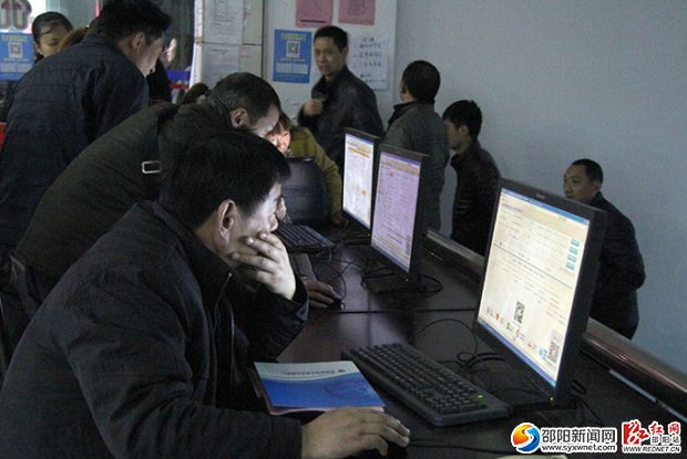 图为求职者在招聘会现场通过互联网了解招聘信息