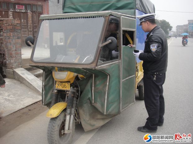 交警正在严查非法载客小三轮