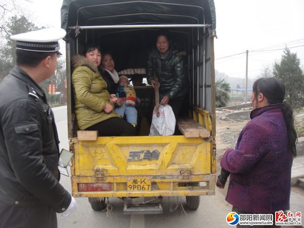 交警引导非法载客小三轮上的乘客下车