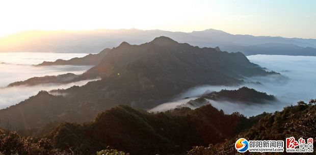 山峰成了大海孤岛(颜克明摄)