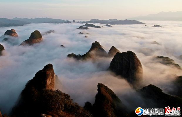 崀山“鲸鱼闹海”奇观(颜克明摄)
