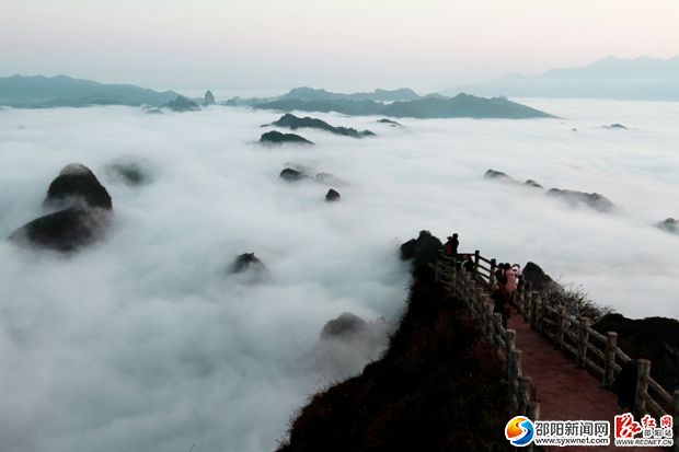 云海中的仙人下棋景观(颜克明摄)