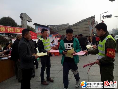 隆回县城关执法局志愿者在开展义务宣传活动