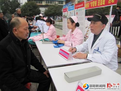 隆回县博雅医院专家在开展免费诊疗服务。