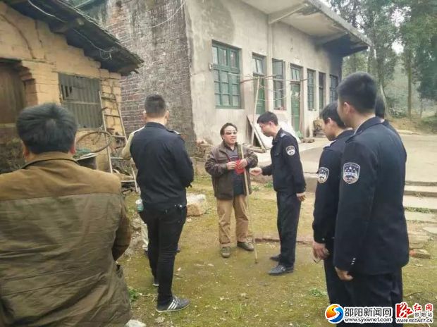 城管青年志愿者为五保孤寡老人送温暖