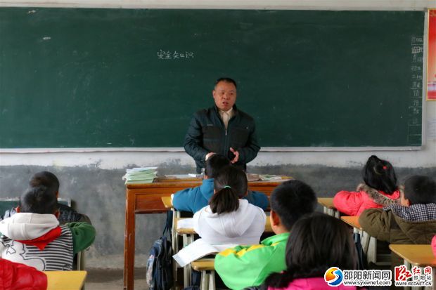 达代宁给学生上安全教育课。