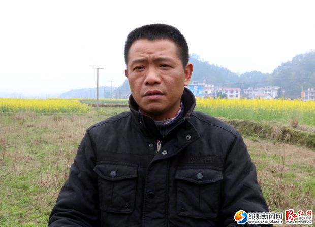 在事发地点张升给我们介绍情况。