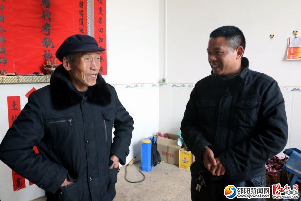 张升(右)和被救小孩的外公于书本(左)交谈。