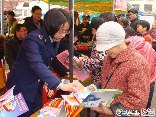 图为工商工作人员在为消费者答疑解惑。