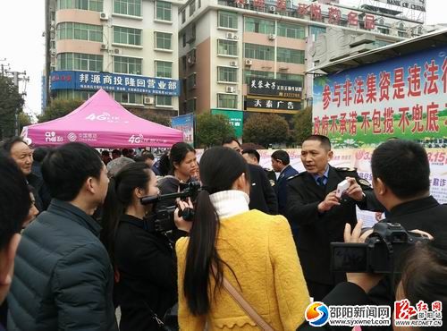 药监所工作人员在指导群众识别真假药品