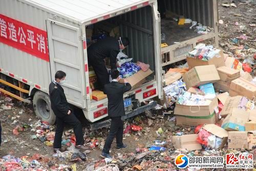 集中销毁劣质商品药品现场