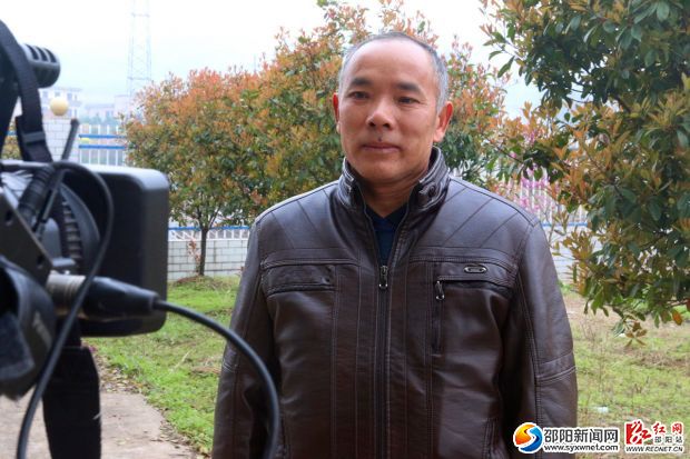 坚持了34年的电影放映员刘亮。