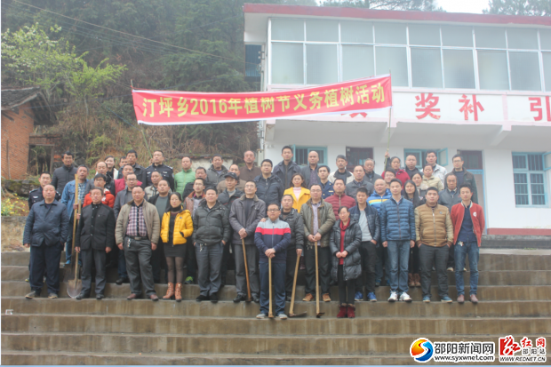图为活动参与人员留影