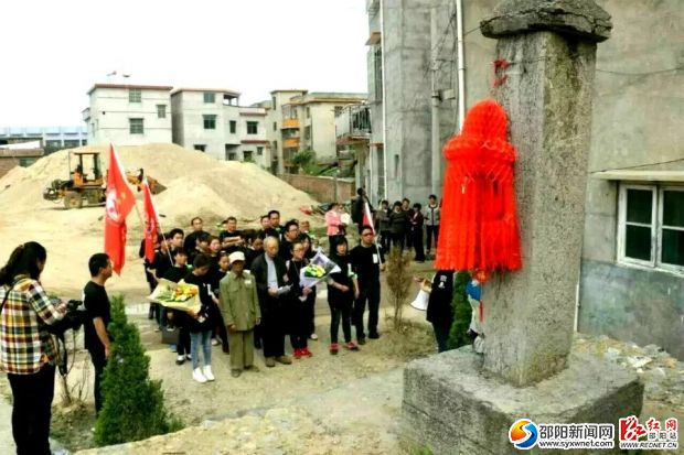 抗战老兵引领义工向抗战英烈默哀鞠躬
