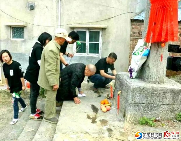抗战老人毛善恒祭奠逝去的战友