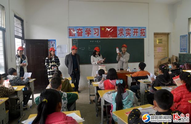 “送法下乡,法律扶贫”活动志愿者为孩子们讲解法律知识
