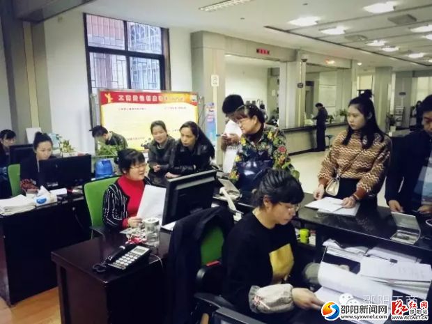 市政务服务中心工商窗口办理业务现场。