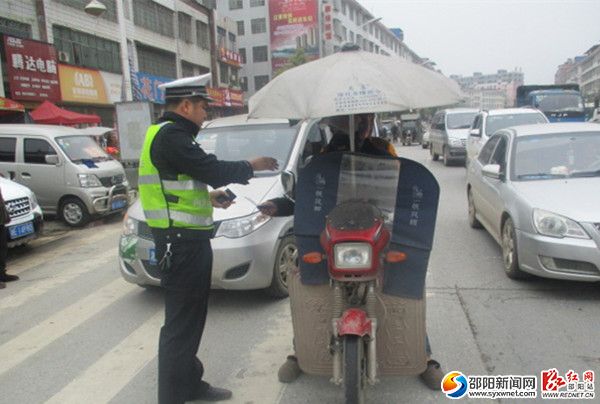 图为交警检查过往摩托车