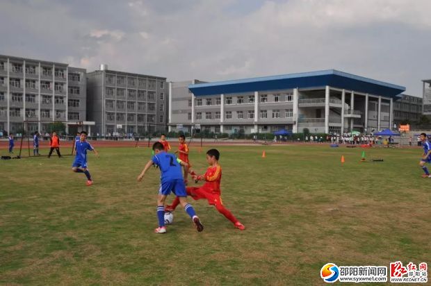 “足球进课堂”活动目前已成为武冈展辉学校一张特色体育“名片”。