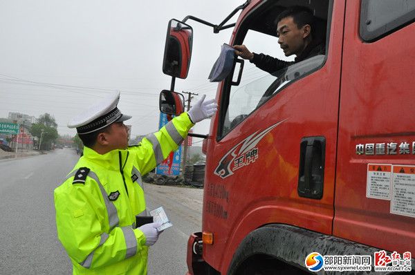 图为交警检查过往货车