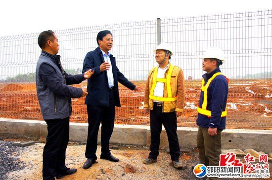 陈优秀要求百威英博项目继续加快工程进度.jpg