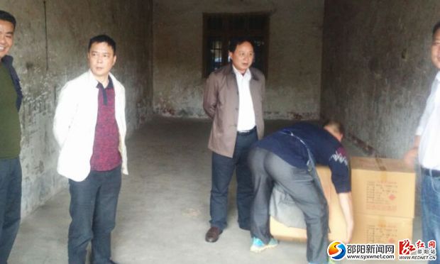 执法人员正在开展“打非”行动
