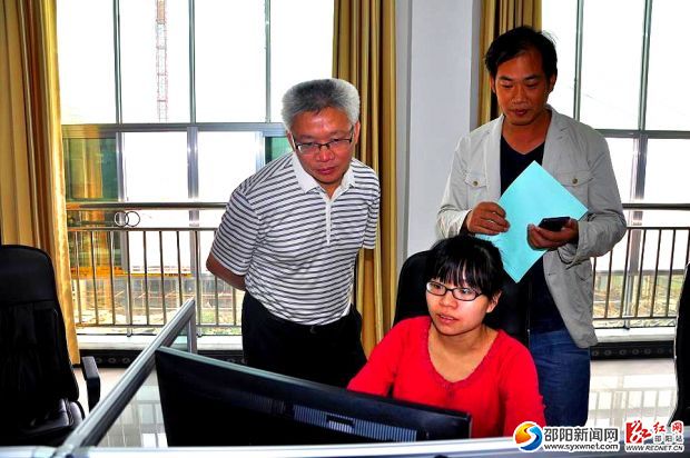 武冈市委常委、常务副市长阳志奇深入了解热线运行情况