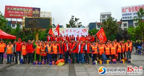图为环卫工与党员志愿者服务合影