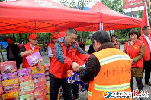 图为环卫工在领取慰问品