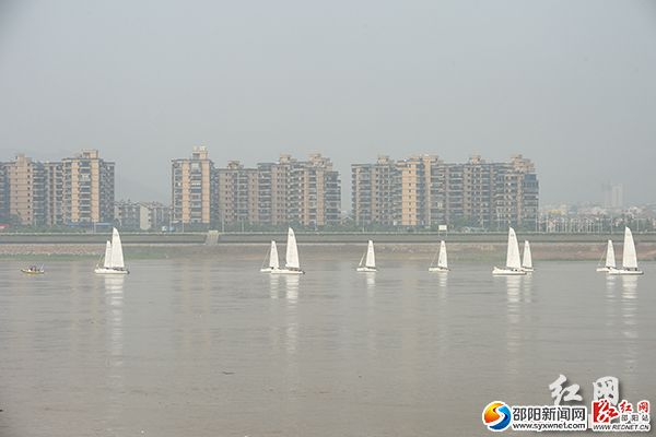 帆船在湘江上行驶,与远处的建筑遥相呼应。