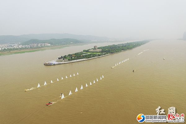 比赛船只排成纵列缓缓驶过。