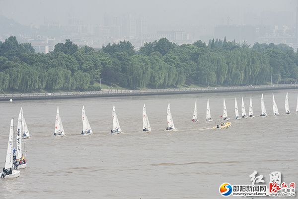 比赛船只在湘江上航行,重现了百舸争流的历史景象。