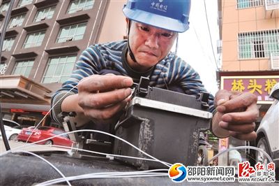 将发丝般的光钎对接,可是细致活,刘师傅正屏住呼吸。