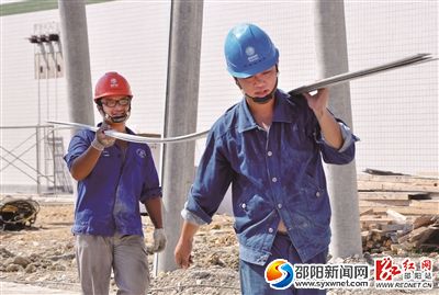 为了保证电力供应,他们每天都在路上。